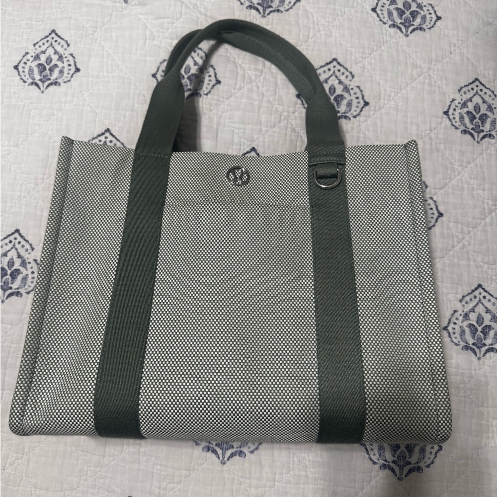 Lululemon boxy tote bag 10L in green/cream